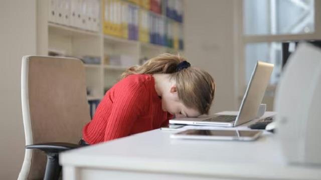लंच के बाद क्यों आने लगती है तेज नींद ? जानिए इसके पीछे छिपे 5 बड़े कारण