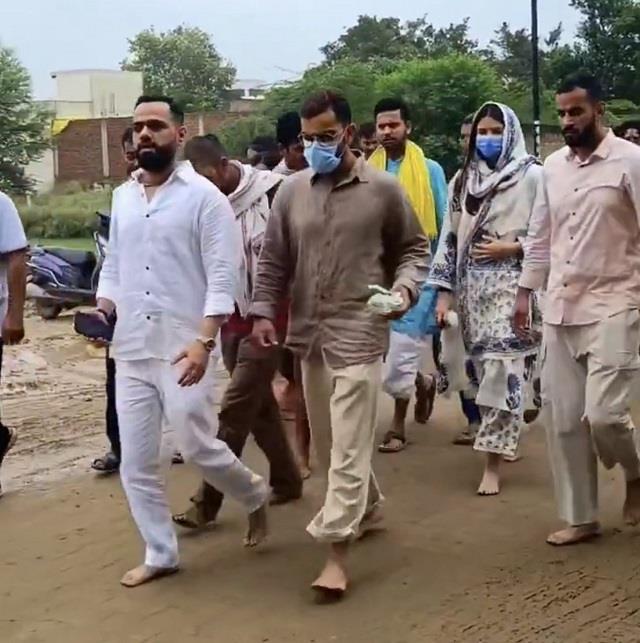 आस्था में डूबे नजर आए विराट कोहली और अनुष्का शर्मा, नंगे पैर पहुंचे वृंदावन