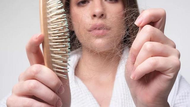 शैंपू से भी नहीं रुक रहा हेयर फॉल? डाइट में शामिल करें ये 5 फूड्स