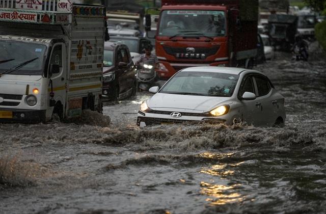 दिल्ली के लिए अगले कुछ घंटे भारी, आंधी- तूफान और तेज बारिश का अलर्ट जारी