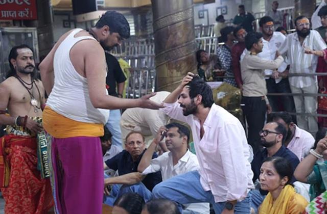 महाकाल की शरण में कार्तिक आर्यन, नेशनल अवॉर्ड मिलते ही अपने माता- पिता के साथ पहुंचे महाकालेश्वर मंदिर
