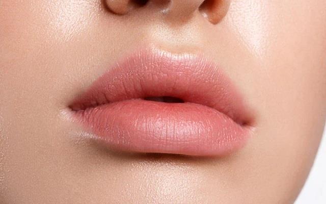 Beauty Tips: नेचुरली पिंक लिप्स पाने के लिए फॉलो करें ये ब्यूटी हैक्स