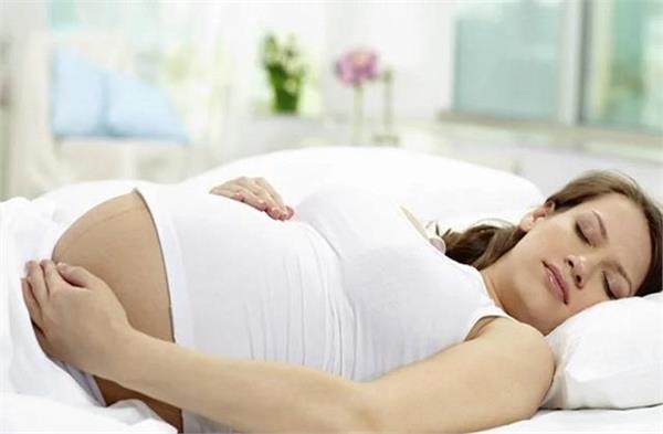 Pregnancy में नींद की कमी क्या बच्चे पर पड़ सकती है भारी? जानिए एक्सपर्ट की राय