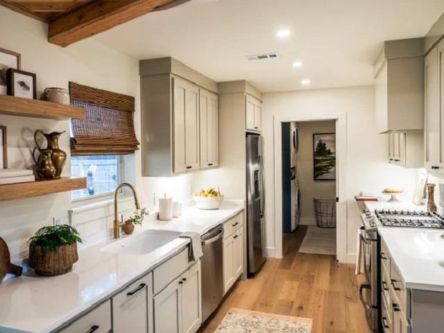 Kitchen Decor: किचन को देना है रेट्रो लुक तो फॉलो करें ये टिप्स