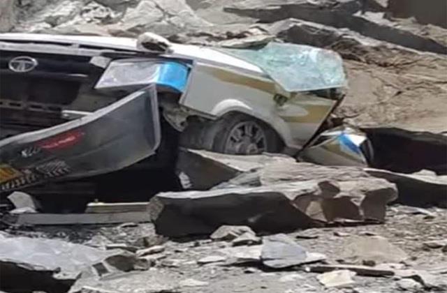 काल बनकर गिरी चट्टान! चलती कार पर गिरे पत्थर, दबने से 13 लोगों की दर्दनाक मौत