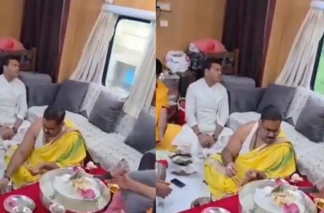 ट्रेन में पूजा पाठ करवा रहे पंडित जी को देख भड़के लोग, रेलवे बोला- ये 3 लाख में बुक है