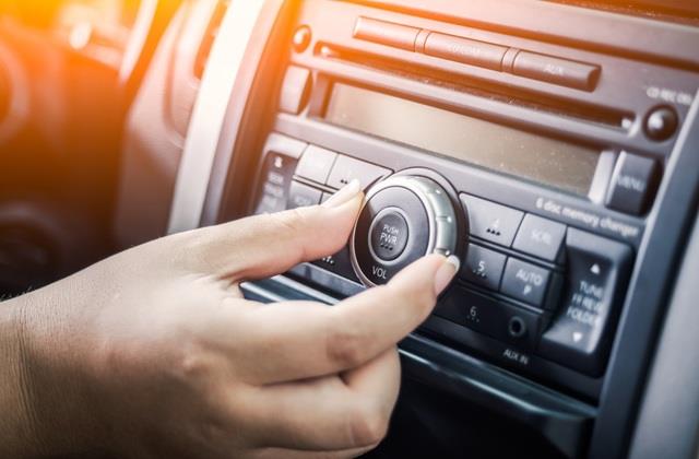 क्या सच में Driving के दौरान गाने सुनने से हो रहे हैं Road Accident ? यहां समझिए पूरी बात