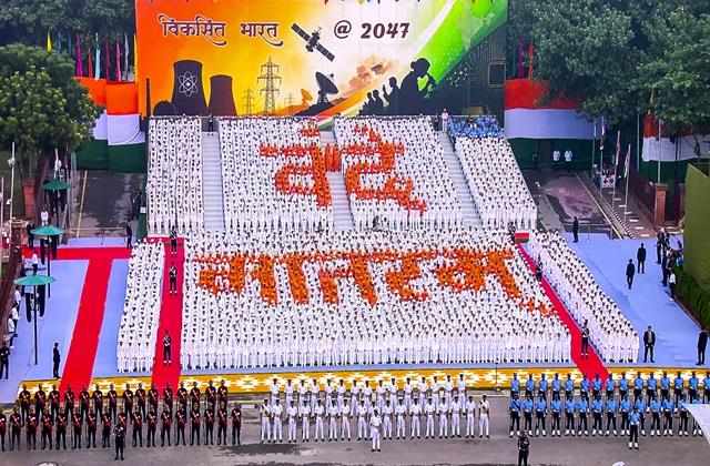 लाल किले पर पहली बार गाया गया राष्ट्रगीत 'वंदे मातरम', पीएम मोदी बोले- आज हर घर में तिरंगा लहरा रहा है