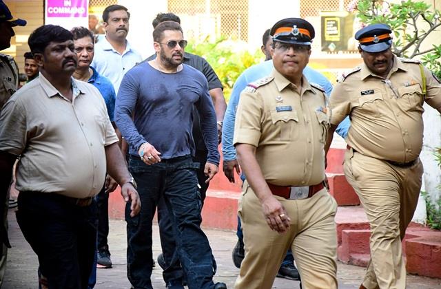 सलमान खान की सुरक्षा में लगे पुलिसकर्मी को आया हार्ट अटैक, एक्टर के घर के बाहर ही तोड़ा दम