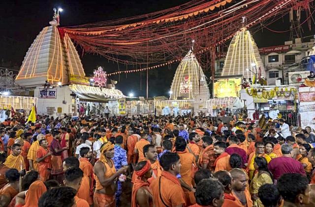 कांवड़ियों पर बरसे फूल, बम- बम भोले से गूंजे मंदिर... पहले सावन सोमवार देशभर का ऐसा था नजारा