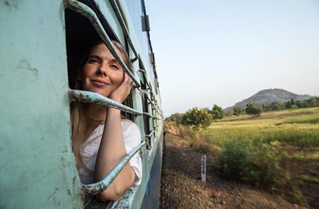 rअपने उसूलों पर जिंदगी जी रही देश की नारी, बिना किसी साथ के अकेले ही जा रहीं Trip पर