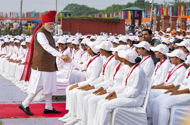 एक करोड़ युवाओं को AI ट्रेनिंग, फ्री ऑनलाइन कोचिंग...  PM मोदी ने Gen-Z के लिए खोल दिया पिटारा