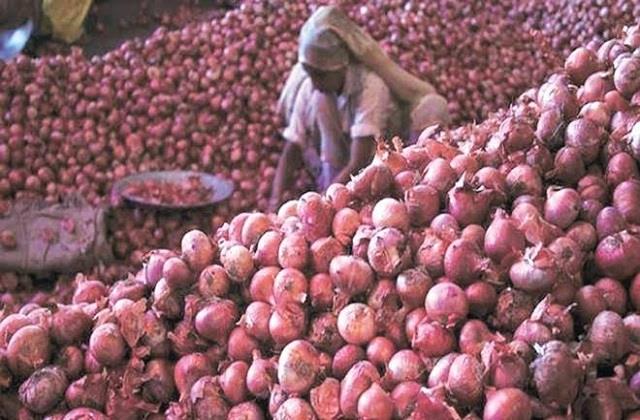 चीनी के बाद अब प्याज ने निकाले आंसू, अचानक से इतने दाम बढ़ने से बिगड़ा रसोई का हिसाब