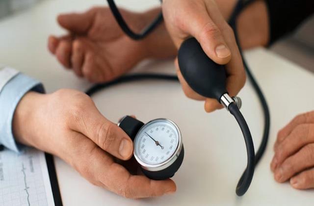 High BP होने पर शरीर में दिखते हैं ये बदलाव, इन लक्षणों को न करें नजरअंदाज