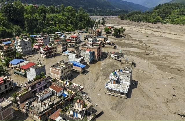 नेपाल में तबाही भारत में हाहाकार ... पड़ोसी देश में अचानक आई भयावह बाढ़ में 300 भारतीय लापता