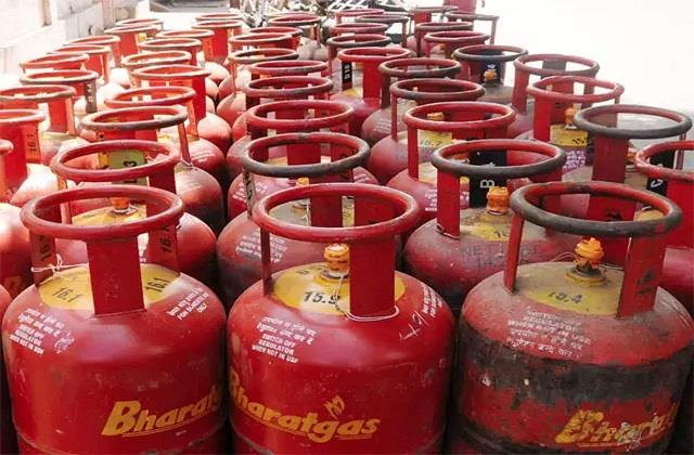 महीने के पहले दिन सस्ता हुआ कमर्शियल LPG सिलेंडर, जानिए नए Rate