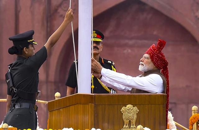 कौन है लाल किले पर प्रधानमंत्री के साथ मुस्तैद खड़ी होने वाली महिला आर्मी ऑफ़िसर ?
