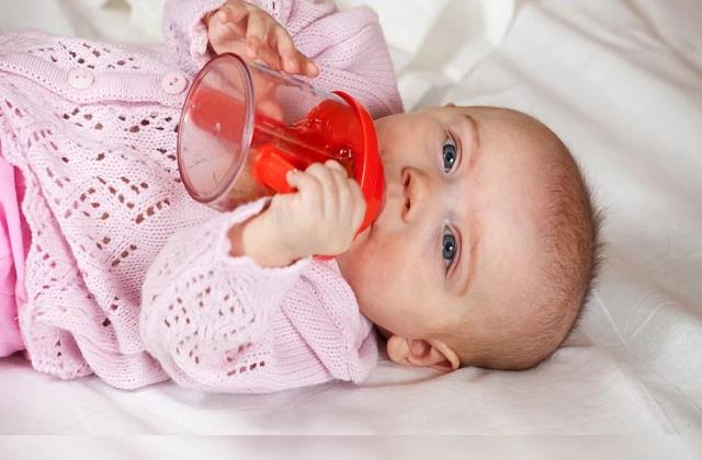 बच्चे को पहली बार पानी कब दें, 6 महीने से पहले पानी न देने की ये है बड़ी वजह