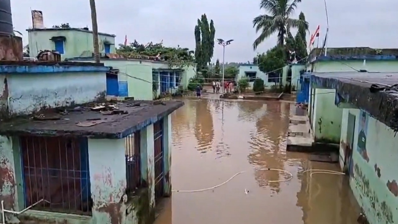 Odisha Flood Crisis: ओडिशा बाढ़ संकट के बीच बड़ी राहत, हॉस्टल में फंसे 300 छात्रों को नावों से किया गया रेस्क्यू 5 2026 8image 14 15 459577530flood