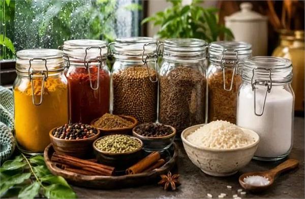 मसालों में पड़ गई नमी और बन गईं गुठलियां? ऐसे करें फिर से इस्तेमाल
