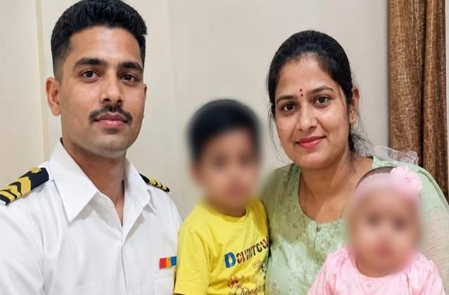 पत्नी के साथ एक ही चिता में जला नौसेना का जवान, दो महीने और 3 साल के बच्चे की अर्थी देख राेया पूरा देश