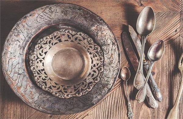 चांदी के पूजा बर्तन पड़ गए हैं काले तो अपनाएं ये 4 आसान टिप्स