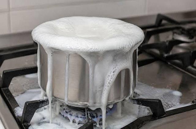 दूध उबलते ही बर्तन से बाहर आ जाता है तो अपनाएं ये 6 आसान Kitchen Tips