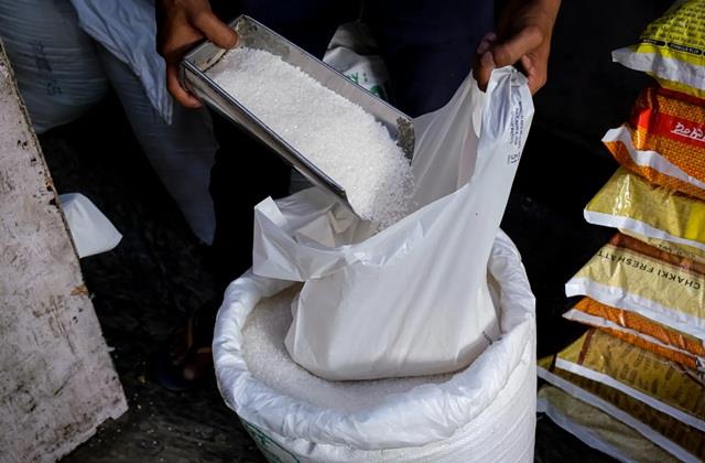 सोना- चांदी के बाद अब चीनी ने उड़ाई नींद, त्योहारों के बीच इतनी महंगी हुई Sugar