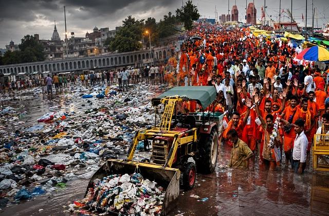Urine से भरी बोतलें और 8,000 टन कचरा, कांवड़ यात्रा के बाद गंगा का हुआ बुरा हाल