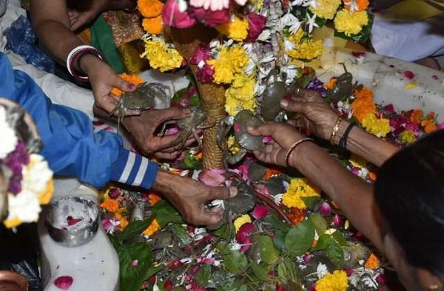 क्या आपने देखा है ऐसा शिव मंदिर? यहां भोलेनाथ को चढ़ाया जाता है जिंदा केकड़ा