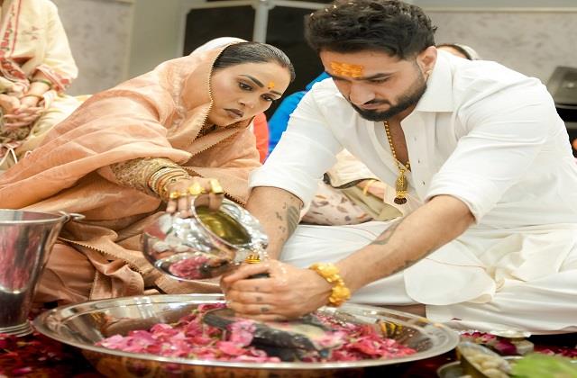 मुस्लिम होकर महादेव की पूजा, पति संग रुद्राभिषेक करने पर ट्रोल हुईं Singer