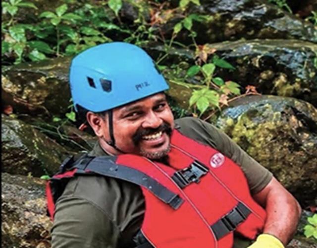प्लीज हमें आखिरी बार पापा को देखने दो... बाढ़ के हीरो की विदाई में बच्चों की चीख-पुकार सुन रो पड़े सब