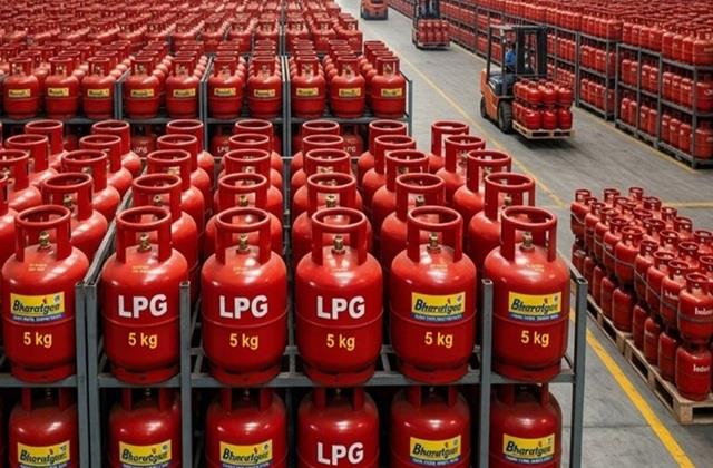 क्या कभी सोचा है  LPG सिलेंडर क्यों होता है लाल रंग का? इसके Code में छिपे हैं कई राज