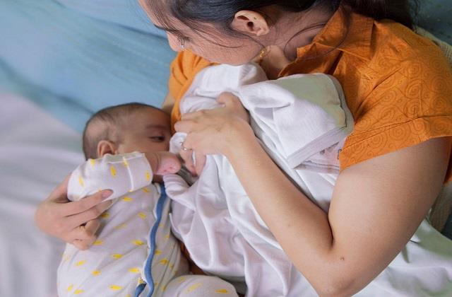 World Breastfeeding Week 2026 : डिलीवरी के बाद मां का गाढ़ा पीला दूध शिशु की है पहली वैक्सीन