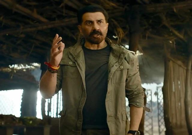68 साल के देओल इस उम्र में भी हैं बेहद फिट , हेल्दी डाइट की जगह जमकर खाते हैं समोसे और परांठे