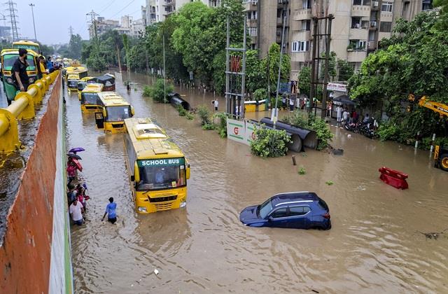 बारिश से पानी- पानी हुआ दिल्ली-NCR...उड़ानें हुई प्रभावित, वर्क फ्रॉम होम का भी हुआ ऐलान
