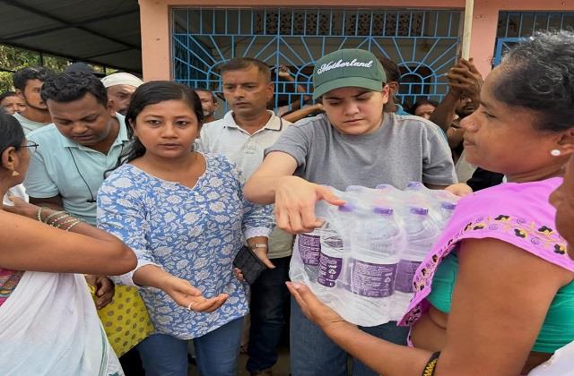 Assam बाढ़ पीड़ितों की मदद के लिए पहुंचीं Ananya Birla, जरुरतमंदों को पहुंचाया खाने-पीने का सामान