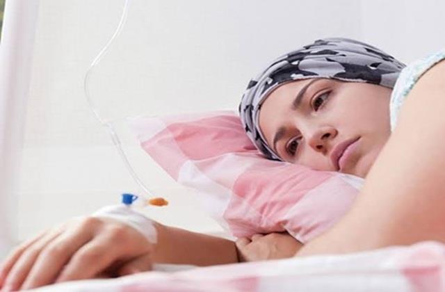 क्या सोशल मीडिया कैंसर मरीज की ले सकता है जान? डॉक्टरों ने दी चेतावनी