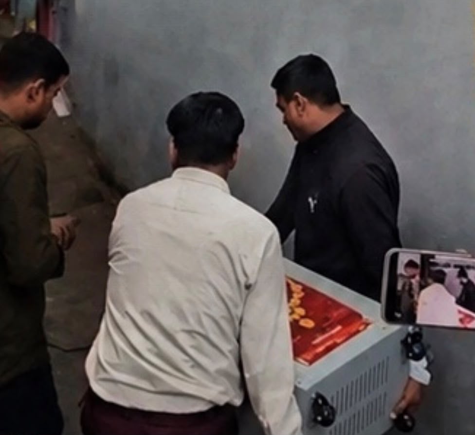 हथियार के साथ फोटो देख घर पहुंची पुलिस, किराए की ऑटो चलाने वाले भाइयों के घर मिला 3 करोड़ कैश, नोट गिनने मंगानी पड़ी मशीन - gun photo led police to house