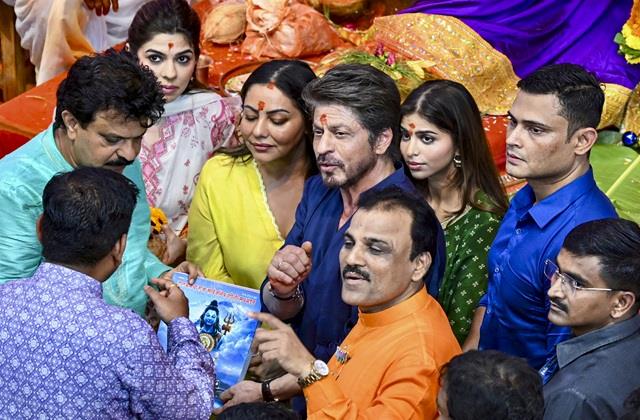 लालबागचा राजा के दर्शन करने पहुंचा खान परिवार, बेटी का ख्याल रखते दिखे गौरी और शाहरुख
