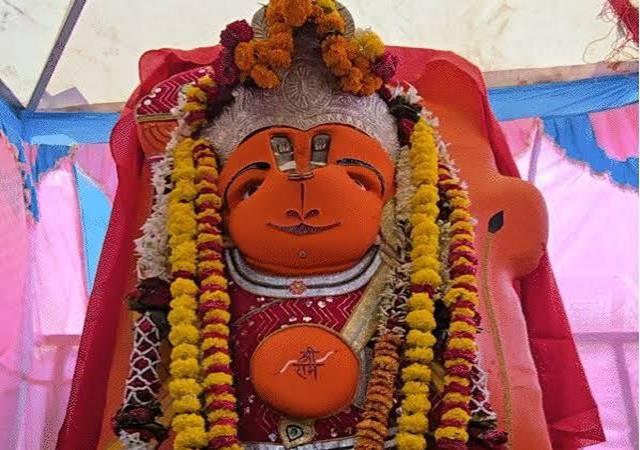 लाख कोशिशों के बाद भी अपनी जगह से नहीं हटी  'खड़े हनुमान' की प्रतिमा, सरकारी मशीनरी हुई नाकाम