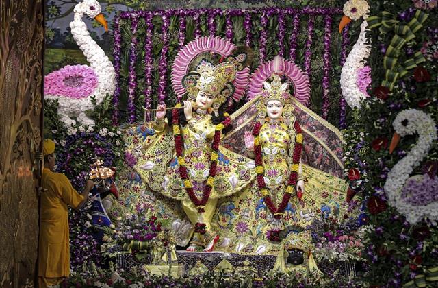रात 12 बजे जयकारों से गूंजे मंदिर, राम मंदिर से आए उपहार.... कुछ ऐसे मनाया गया मथुरा में श्रीकृष्ण का जन्मोत्सव