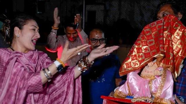 न गोविंदा न बच्चे, सुनीता आहूजा अकेले ही गणपति बप्पा को ले आईं घर, ढोल पर जमकर किया डांस