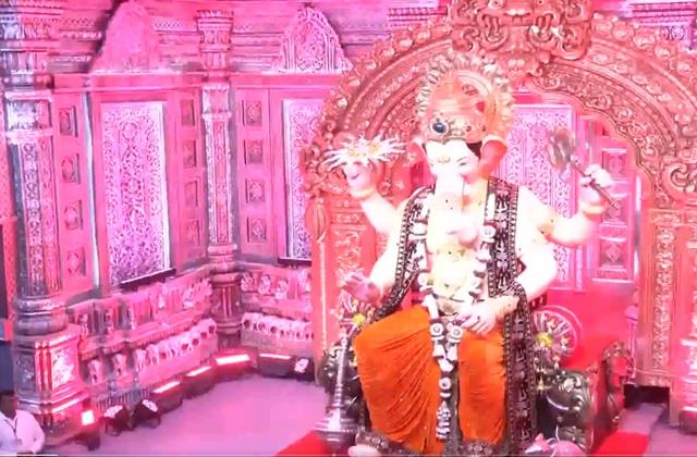 लालबाग के राजा की पहली झलक आई सामने, बप्पा का मनमोहक रूप देखते रह गए भक्त