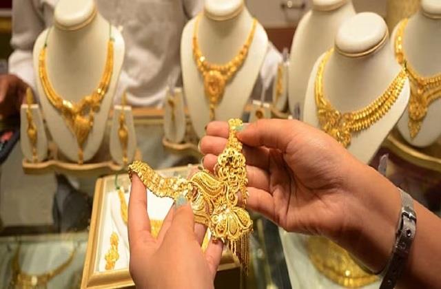 सोने की कीमतों में गिरावट, अब खरीदारी करें या रुकें? जानें एक्सपर्ट्स की राय