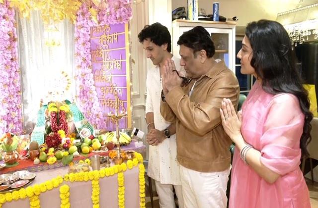 गोविंदा ने बेटा और बेटी के साथ की गणेश पूजा, फैमिली फोटो में नहीं दिखाई दी सुनीता आहूजा