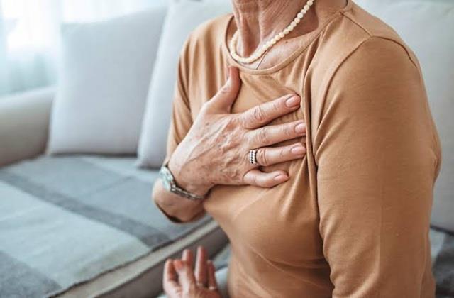 अगर अकेले हो और Heart Attack आ जाए... तो ये गलती बिल्कुल मत करना