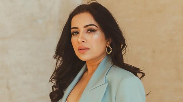 इस Actress को मैसेज करते हैं क्रिकेटर्स, वीरेंद्र सहवाग को दिखाई चैट, बोले- ‘तभी रन नहीं बन रहे’