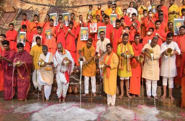 पीएम मोदी के जन्मदिन पर हुआ मां गंगा का दुग्धाभिषेक, चढ़ाई गई 76 मीटर लंबी चुनरी