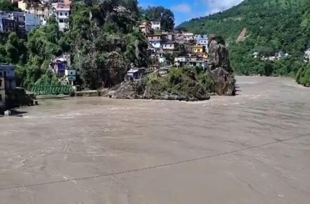 उत्तराखंड में आंधी-तूफान और तेज बारिश ने बिगाड़े हालात, नदियां चेतावनी के स्तर के करीब